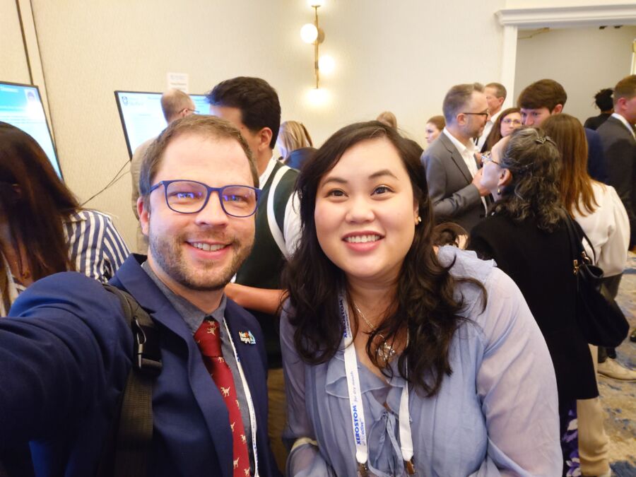 Dr. Roberto Gerber junto a la Dra. Amanda Phoon Nguyen, especialista australiana en Medicina Oral, durante el Congreso AAOM–EAOM 2025.