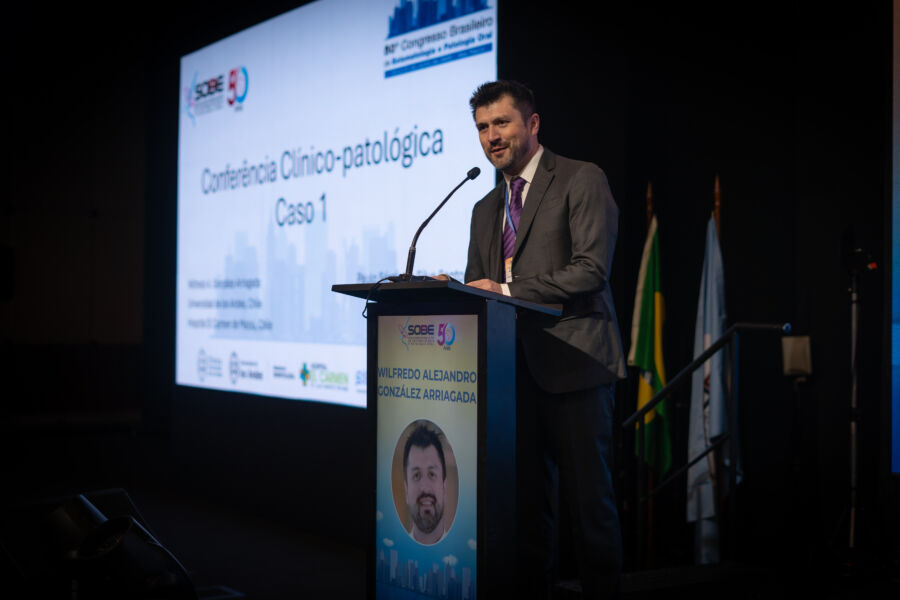 Dr. Wilfredo González-Arriagada presentando un caso en SOBEP 2024.