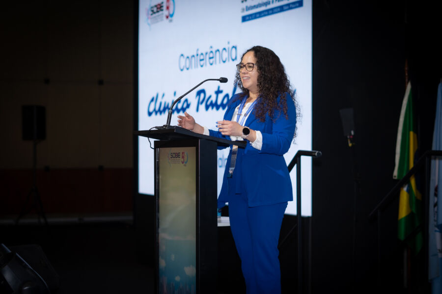 Dra. Karina Cordero Torres durante una conferencia de Patología Oral.