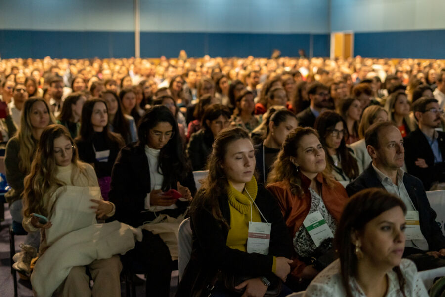 Numerosa audiencia de profesionales e investigadores durante el Congreso Brasileño de Estomatología y Patología Oral SOBEP 2023, en Curitiba, Brasil.
