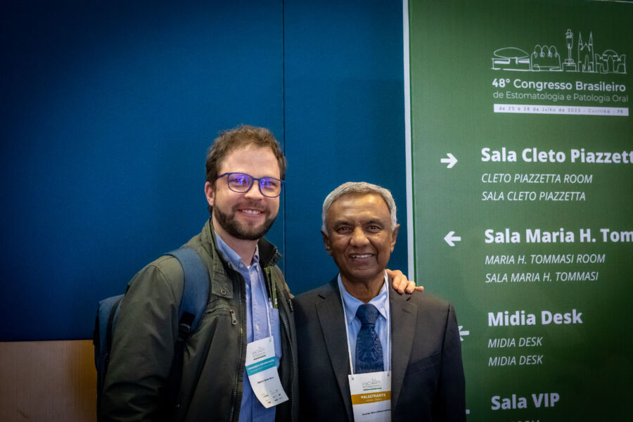 Dr. Roberto Gerber junto al profesor Saman Warnakulasuriya durante el Congreso SOBEP 2023 en Curitiba, Brasil.