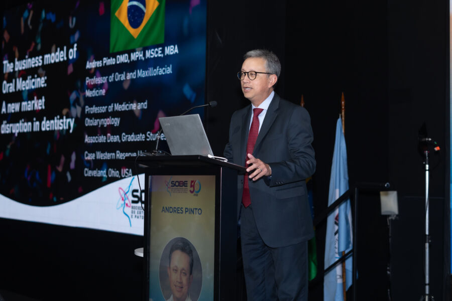 Dr. Andrés Pinto durante una conferencia internacional de Medicina Oral.