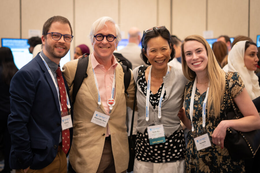 Dr. Roberto Gerber junto a Alexander Ross Kerr, Sook-Bin Woo y Rachelle Wolk durante el Congreso AAOM–EAOM 2025 en Las Vegas.