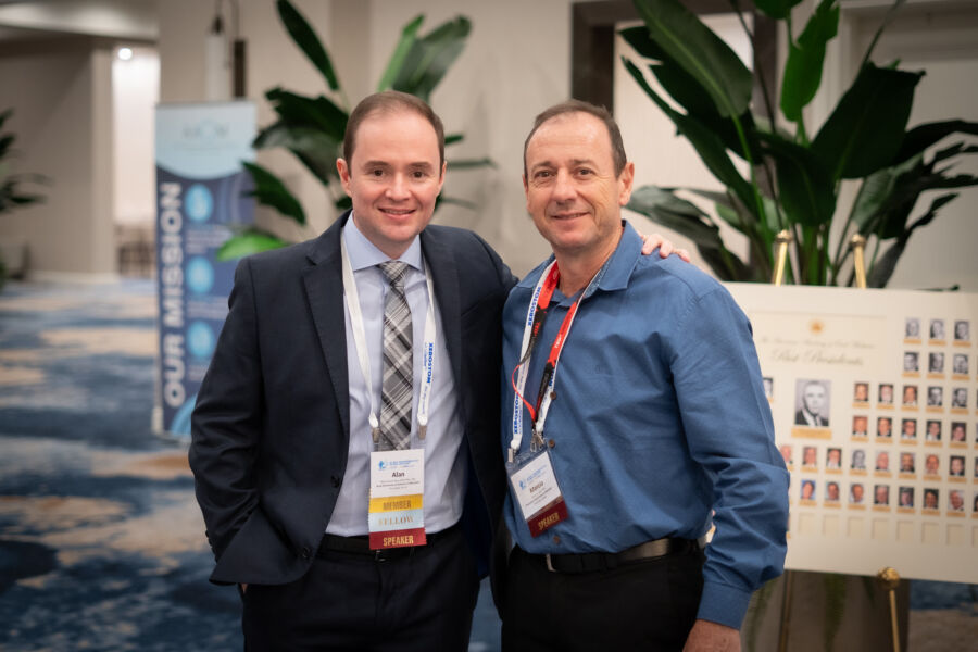 Dr. Alan Roger dos Santos Silva junto al Dr. Márcio Ajudarte Lopes, investigadores de FOP-UNICAMP, durante el Congreso AAOM–EAOM 2025.