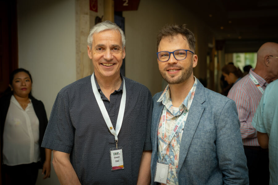 Dr. Roberto Gerber junto al Dr. Edward W. Odell durante el Congreso Internacional de Patología Oral IAOP 2024.