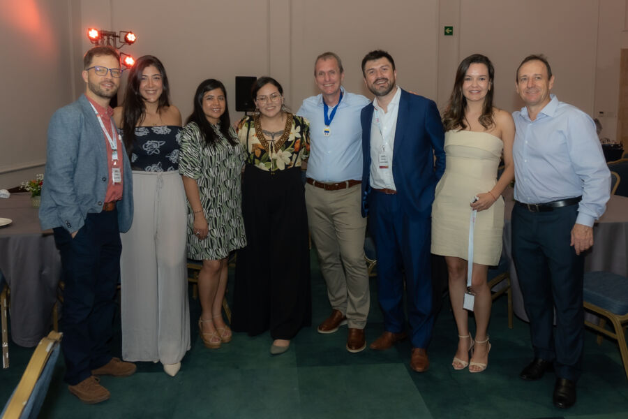 Dr. Roberto Gerber junto a colegas internacionales durante el Congreso IAOP 2024 en Cancún, México.