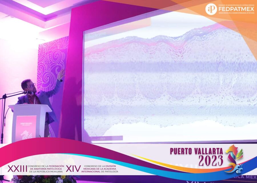 Dr. Roberto Gerber presentando imágenes histopatológicas durante una conferencia en FEDPATMEX 2023, Puerto Vallarta.