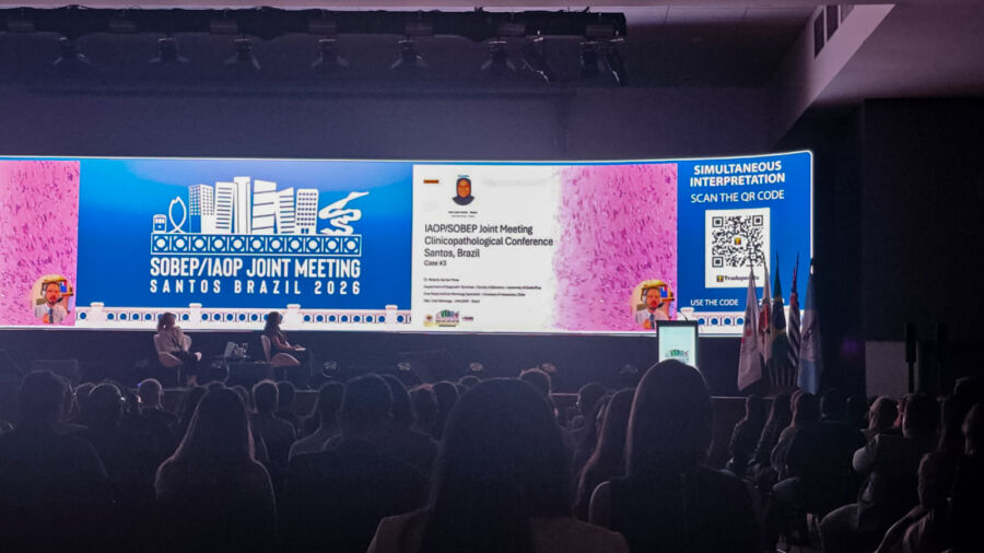 Participación del Dr. Roberto Gerber Mora en la conferencia clinicopatológica del Congreso Internacional SOBEP–IAOP 2026, celebrado en Santos, Brasil.