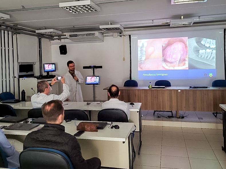 Dr. Roberto Gerber presentando su tesis de Maestría en Estomatopatología en la Facultad de Odontología de Piracicaba, UNICAMP, Brasil.