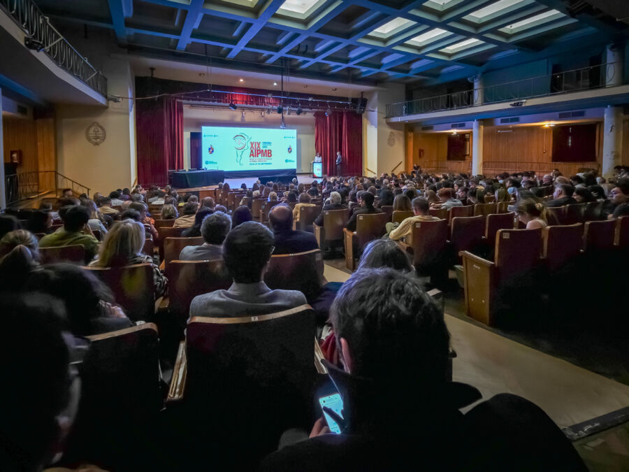 Auditorio de la XIX Reunión AIPMB 2025 con profesionales y especialistas internacionales en el Pabellón Argentina de la Universidad Nacional de Córdoba.