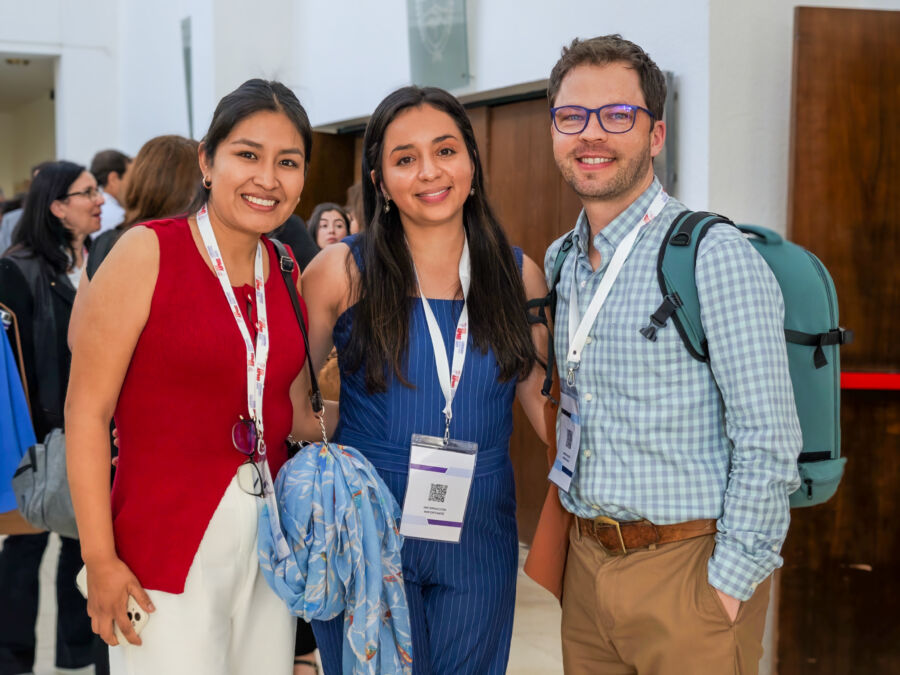 Dr. Roberto Gerber con las doctoras Dayana Mamani, de Perú, y Josefina Martínez, de El Salvador, durante la XIX Reunión AIPMB.