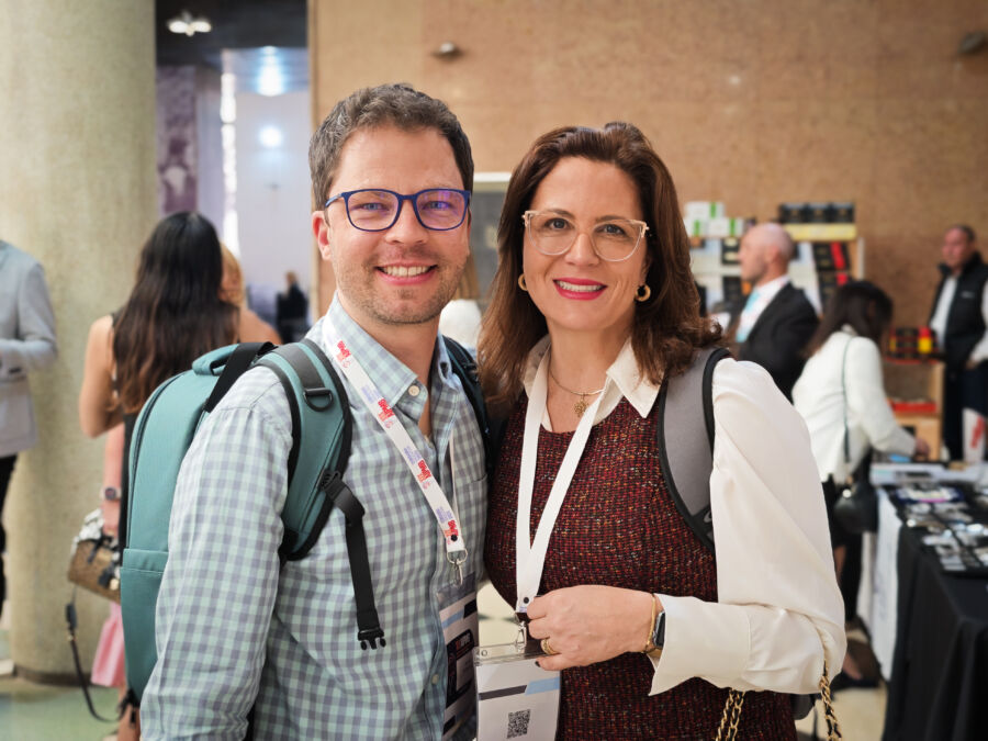 Dr. Roberto Gerber junto a la Dra. Manoela Domingues Martins, investigadora brasileña especializada en Patología y Medicina Bucal, durante la AIPMB 2025.