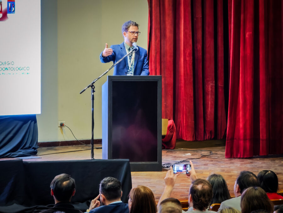 Dr. Roberto Gerber presenta su conferencia de Patología y Medicina Bucal ante especialistas internacionales durante el congreso AIPMB 2025.