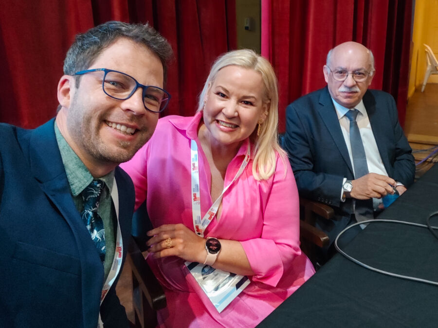 Dr. Roberto Gerber junto a la Dra. Mariana Villarroel y el Dr. Benjamín Martínez durante la XIX Reunión AIPMB 2025.