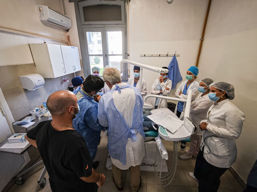 Dr. Roberto Gerber participa en actividades clínicas junto a profesores y estudiantes de odontología en la Universidad Nacional de Córdoba, Argentina, septiembre de 2025.