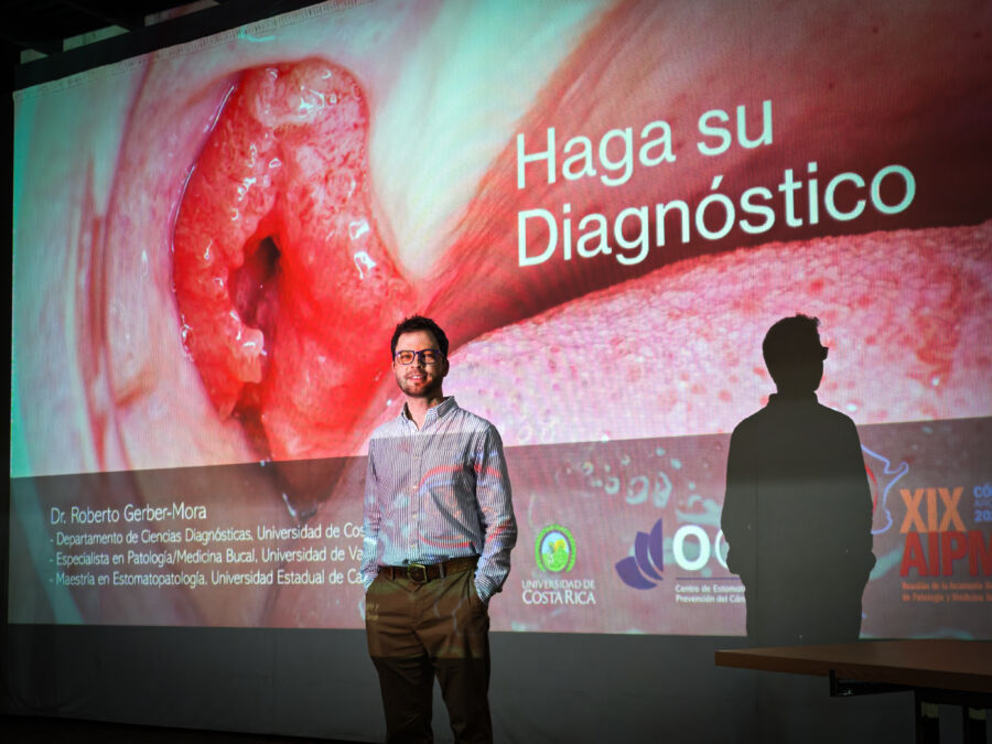 Dr. Roberto Gerber durante la actividad interactiva Haga su Diagnóstico, dedicada a casos clínicos de Medicina Bucal en la Universidad Nacional de Córdoba, Argentina.