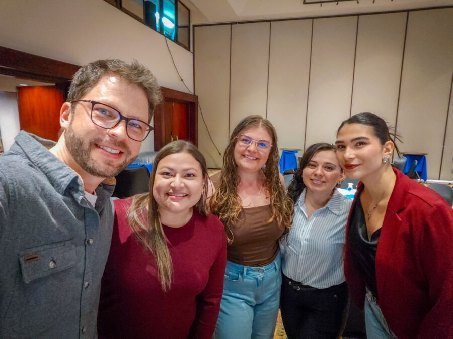 Dr. Roberto Gerber acompañado de antiguas estudiantes, actualmente colegas profesionales, durante una conferencia de Patología Bucal en Costa Rica.