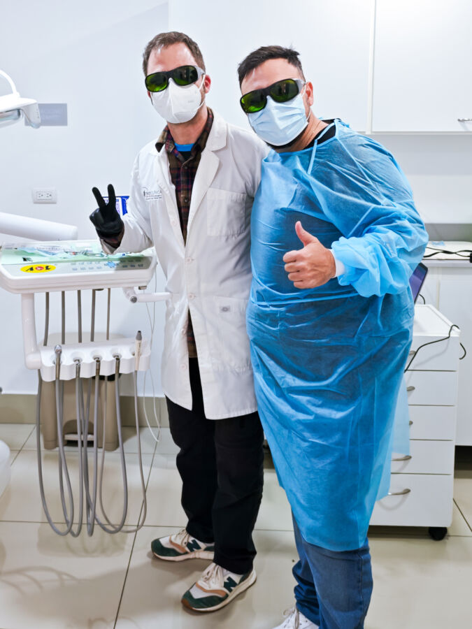 Dr. Roberto Gerber Mora y Dr. Gerardo Gilligan durante una jornada de colaboración clínica en OROCLÍNICA, Costa Rica, mayo de 2026.