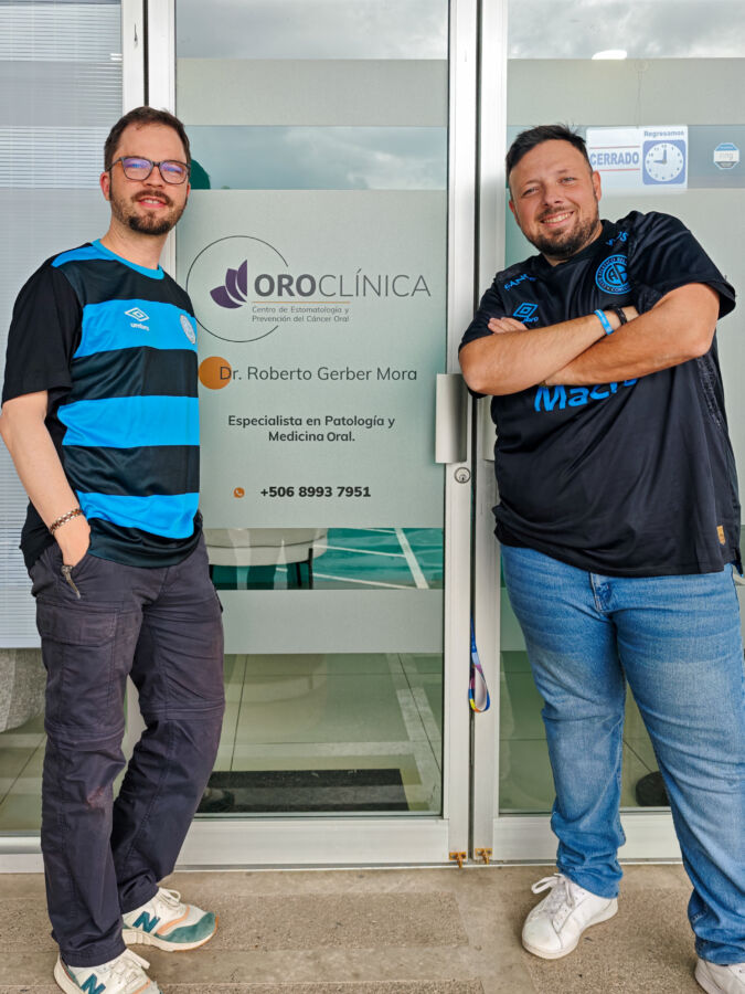 Dr. Roberto Gerber Mora y Dr. Gerardo Gilligan frente a OROCLÍNICA, Centro de Estomatología y Prevención del Cáncer Bucal, Costa Rica.