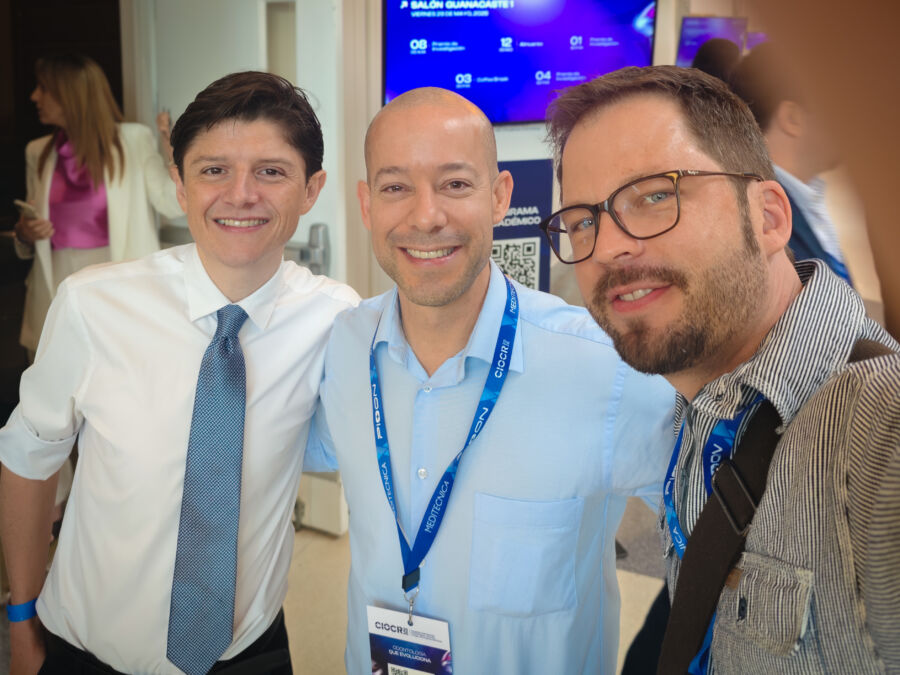 Dr. Andrés Cervantes Chavarría, especialista en Dolor Orofacial; Dr. Luis Álvarez Varela, cirujano maxilofacial; y Dr. Roberto Gerber Mora, especialista en Patología y Medicina Bucal, durante el CIOCR 2026.