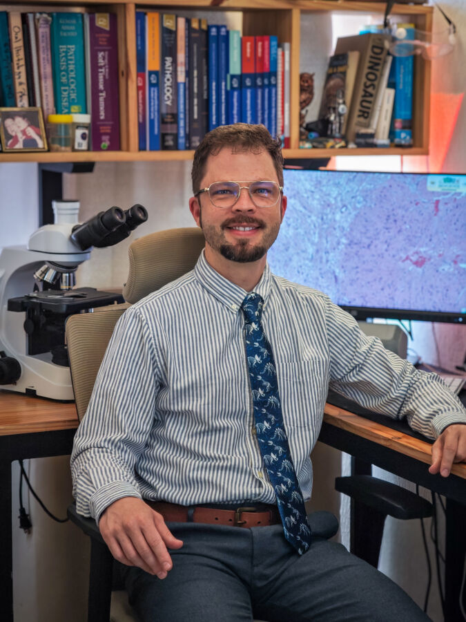 Dr. Roberto Gerber Mora, especialista en Patología y Medicina Bucal en Costa Rica, cuyas contribuciones sobre cáncer bucal y salud oral han sido destacadas en medios nacionales.