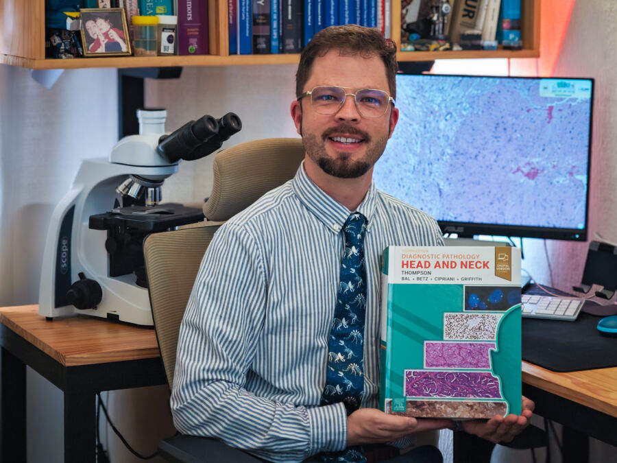 Dr. Roberto Gerber sosteniendo la cuarta edición del libro Diagnostic Pathology: Head and Neck, publicado por Elsevier en 2026, al cual contribuyó con material fotográfico especializado.
