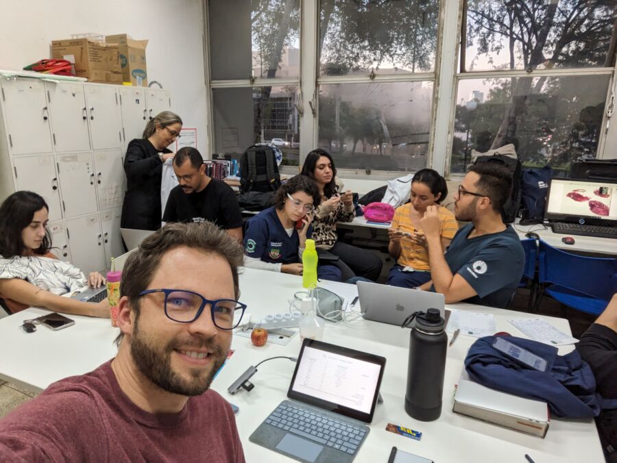 Dr. Roberto Gerber compartiendo con estudiantes de maestría y doctorado de FOP-UNICAMP durante su formación en Estomatopatología.