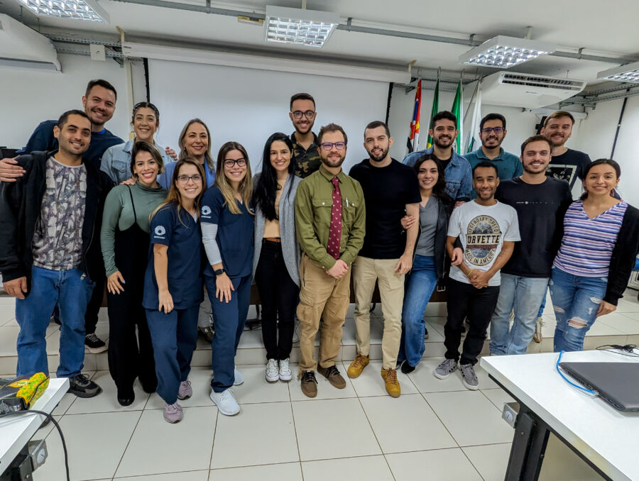 Dr. Roberto Gerber junto a estudiantes de maestría y doctorado de FOP-UNICAMP después de su defensa de tesis en 2023.