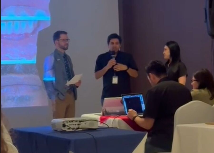 Dr. Roberto Gerber participando como conferencista en una actividad académica de la Comunidad Odontológica de Cartago en 2025.