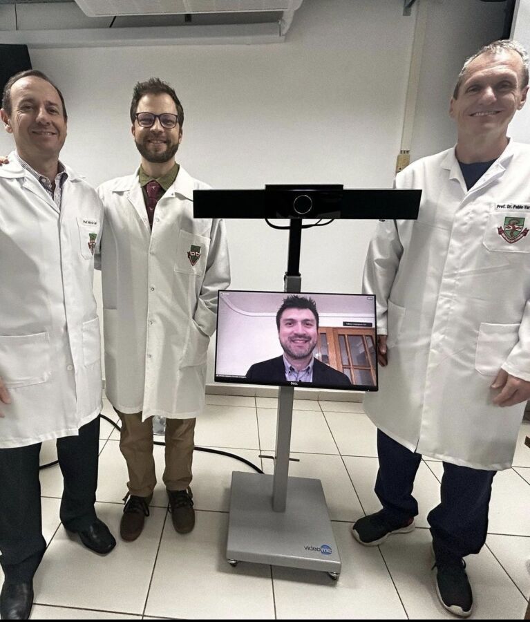 Dr. Roberto Gerber junto a los doctores Márcio Ajudarte Lopes y Pablo Agustín Vargas, con participación virtual del Dr. Wilfredo González-Arriagada, durante su defensa de maestría en UNICAMP.