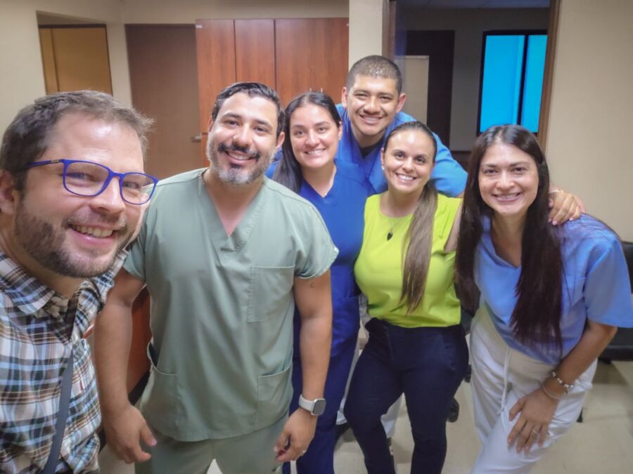 Dr. Roberto Gerber con colegas odontólogos durante una capacitación de educación continua en Patología Bucal y Medicina Oral en Costa Rica.